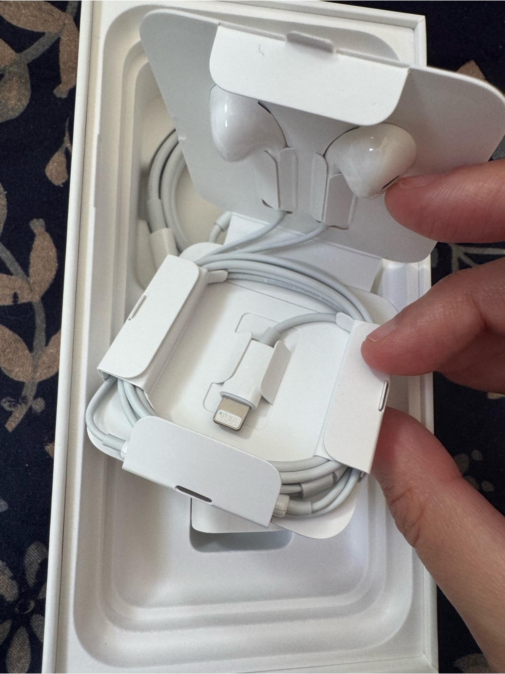 Apple White iPhone 11 128GB Retail Box NO PHONE wired headphones block cable